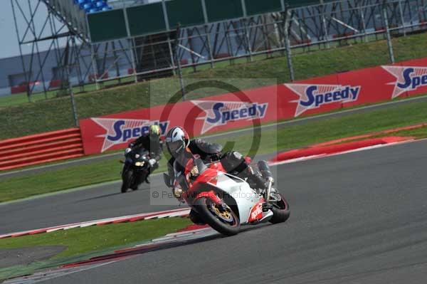 Motorcycle action photographs;Silverstone circuit;Silverstone photographs;Trackday digital images;event digital images;eventdigitalimages;no limits trackday;peter wileman photography;rockingham towcester northamptonshire;trackday;trackday photos