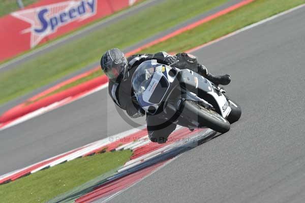 Motorcycle action photographs;Silverstone circuit;Silverstone photographs;Trackday digital images;event digital images;eventdigitalimages;no limits trackday;peter wileman photography;rockingham towcester northamptonshire;trackday;trackday photos
