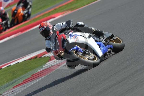 Motorcycle action photographs;Silverstone circuit;Silverstone photographs;Trackday digital images;event digital images;eventdigitalimages;no limits trackday;peter wileman photography;rockingham towcester northamptonshire;trackday;trackday photos