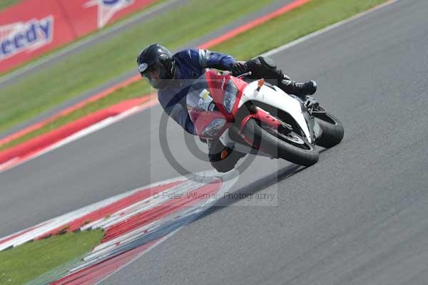 Motorcycle action photographs;Silverstone circuit;Silverstone photographs;Trackday digital images;event digital images;eventdigitalimages;no limits trackday;peter wileman photography;rockingham towcester northamptonshire;trackday;trackday photos