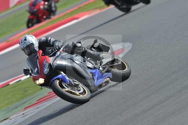 Motorcycle action photographs;Silverstone circuit;Silverstone photographs;Trackday digital images;event digital images;eventdigitalimages;no limits trackday;peter wileman photography;rockingham towcester northamptonshire;trackday;trackday photos