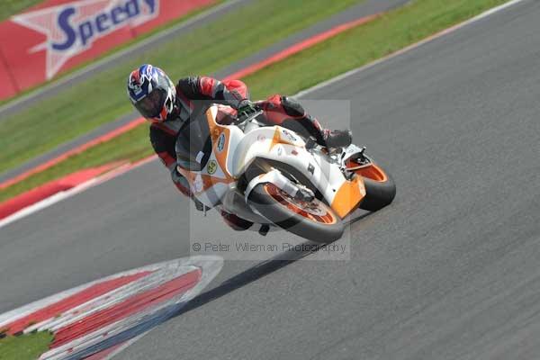 Motorcycle action photographs;Silverstone circuit;Silverstone photographs;Trackday digital images;event digital images;eventdigitalimages;no limits trackday;peter wileman photography;rockingham towcester northamptonshire;trackday;trackday photos