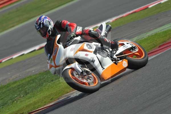 Motorcycle action photographs;Silverstone circuit;Silverstone photographs;Trackday digital images;event digital images;eventdigitalimages;no limits trackday;peter wileman photography;rockingham towcester northamptonshire;trackday;trackday photos