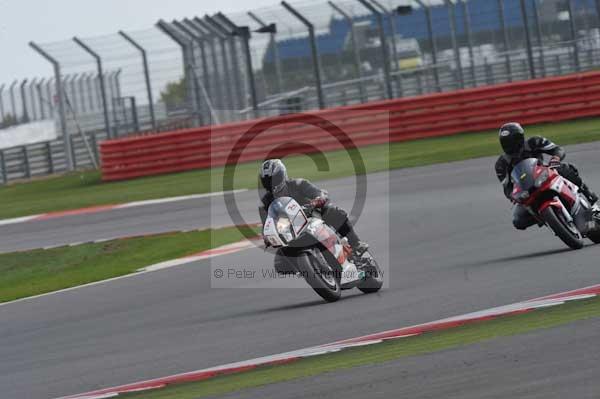 Motorcycle action photographs;Silverstone circuit;Silverstone photographs;Trackday digital images;event digital images;eventdigitalimages;no limits trackday;peter wileman photography;rockingham towcester northamptonshire;trackday;trackday photos