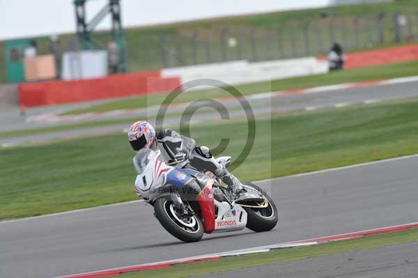 Motorcycle action photographs;Silverstone circuit;Silverstone photographs;Trackday digital images;event digital images;eventdigitalimages;no limits trackday;peter wileman photography;rockingham towcester northamptonshire;trackday;trackday photos