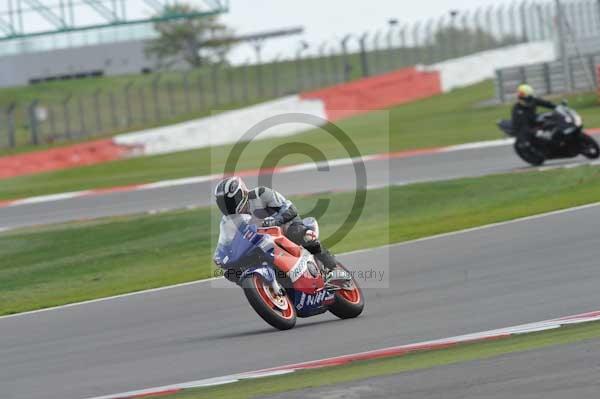 Motorcycle action photographs;Silverstone circuit;Silverstone photographs;Trackday digital images;event digital images;eventdigitalimages;no limits trackday;peter wileman photography;rockingham towcester northamptonshire;trackday;trackday photos