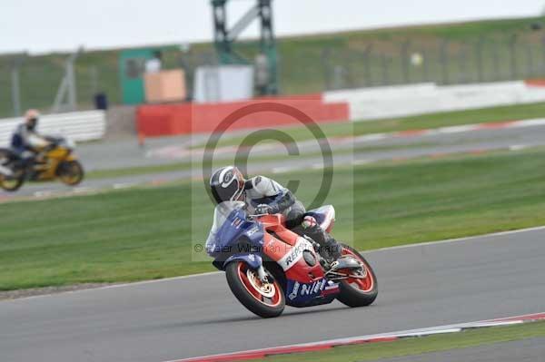 Motorcycle action photographs;Silverstone circuit;Silverstone photographs;Trackday digital images;event digital images;eventdigitalimages;no limits trackday;peter wileman photography;rockingham towcester northamptonshire;trackday;trackday photos