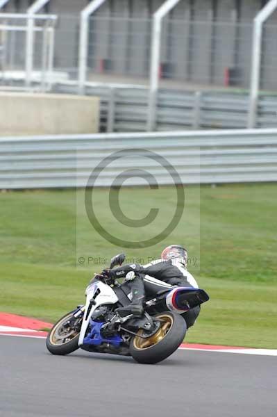 Motorcycle action photographs;Silverstone circuit;Silverstone photographs;Trackday digital images;event digital images;eventdigitalimages;no limits trackday;peter wileman photography;rockingham towcester northamptonshire;trackday;trackday photos