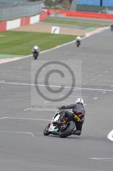 Motorcycle action photographs;Silverstone circuit;Silverstone photographs;Trackday digital images;event digital images;eventdigitalimages;no limits trackday;peter wileman photography;rockingham towcester northamptonshire;trackday;trackday photos