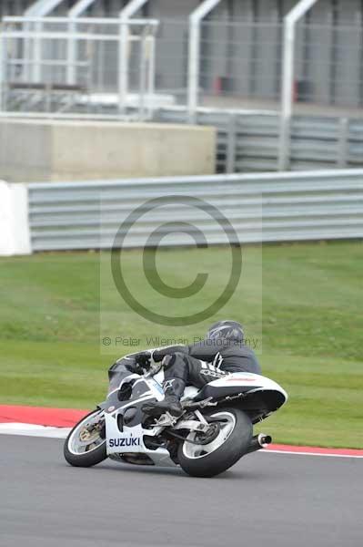 Motorcycle action photographs;Silverstone circuit;Silverstone photographs;Trackday digital images;event digital images;eventdigitalimages;no limits trackday;peter wileman photography;rockingham towcester northamptonshire;trackday;trackday photos