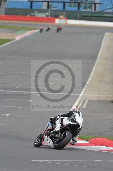 Motorcycle action photographs;Silverstone circuit;Silverstone photographs;Trackday digital images;event digital images;eventdigitalimages;no limits trackday;peter wileman photography;rockingham towcester northamptonshire;trackday;trackday photos