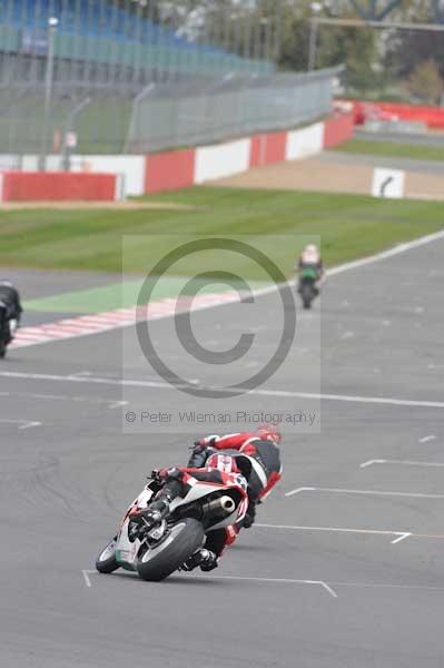 Motorcycle action photographs;Silverstone circuit;Silverstone photographs;Trackday digital images;event digital images;eventdigitalimages;no limits trackday;peter wileman photography;rockingham towcester northamptonshire;trackday;trackday photos