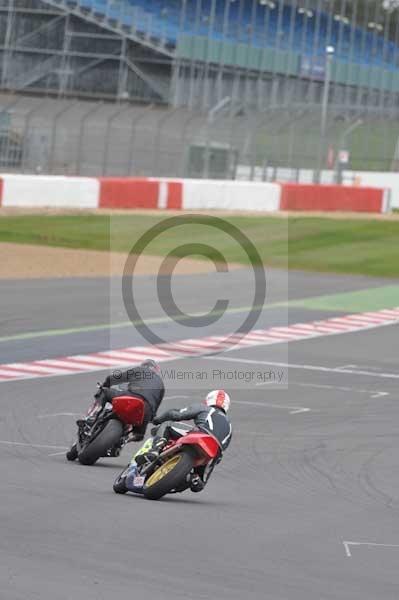 Motorcycle action photographs;Silverstone circuit;Silverstone photographs;Trackday digital images;event digital images;eventdigitalimages;no limits trackday;peter wileman photography;rockingham towcester northamptonshire;trackday;trackday photos