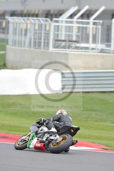 Motorcycle action photographs;Silverstone circuit;Silverstone photographs;Trackday digital images;event digital images;eventdigitalimages;no limits trackday;peter wileman photography;rockingham towcester northamptonshire;trackday;trackday photos