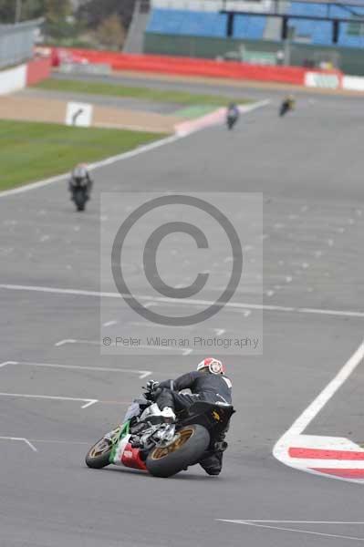 Motorcycle action photographs;Silverstone circuit;Silverstone photographs;Trackday digital images;event digital images;eventdigitalimages;no limits trackday;peter wileman photography;rockingham towcester northamptonshire;trackday;trackday photos