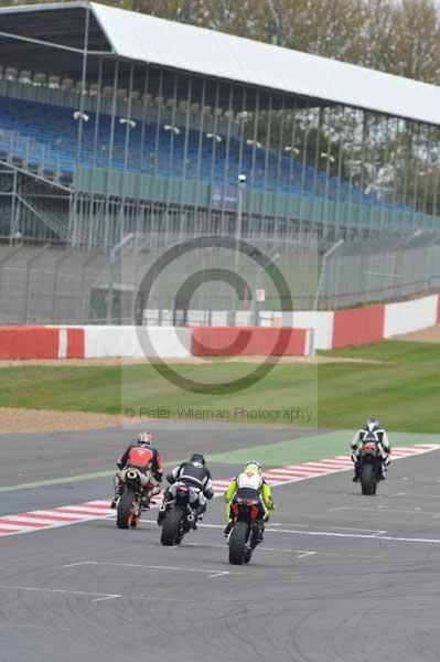 Motorcycle action photographs;Silverstone circuit;Silverstone photographs;Trackday digital images;event digital images;eventdigitalimages;no limits trackday;peter wileman photography;rockingham towcester northamptonshire;trackday;trackday photos