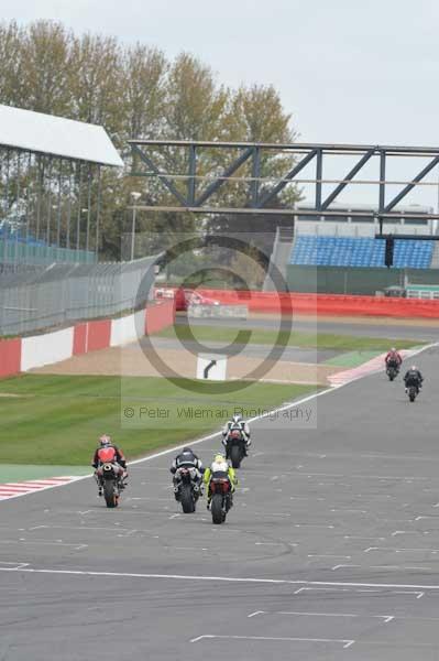 Motorcycle action photographs;Silverstone circuit;Silverstone photographs;Trackday digital images;event digital images;eventdigitalimages;no limits trackday;peter wileman photography;rockingham towcester northamptonshire;trackday;trackday photos
