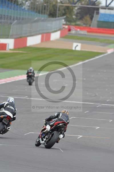 Motorcycle action photographs;Silverstone circuit;Silverstone photographs;Trackday digital images;event digital images;eventdigitalimages;no limits trackday;peter wileman photography;rockingham towcester northamptonshire;trackday;trackday photos