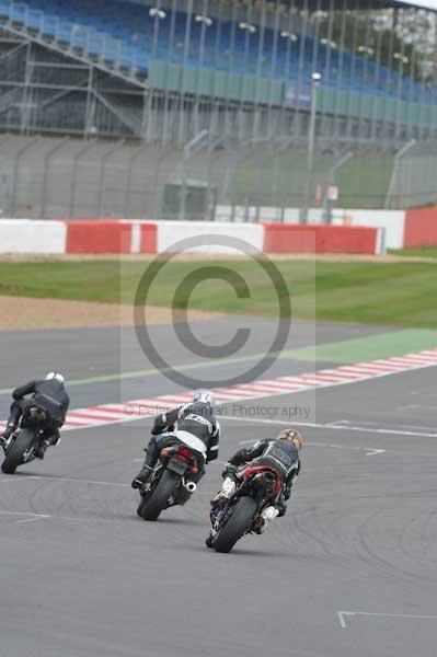 Motorcycle action photographs;Silverstone circuit;Silverstone photographs;Trackday digital images;event digital images;eventdigitalimages;no limits trackday;peter wileman photography;rockingham towcester northamptonshire;trackday;trackday photos