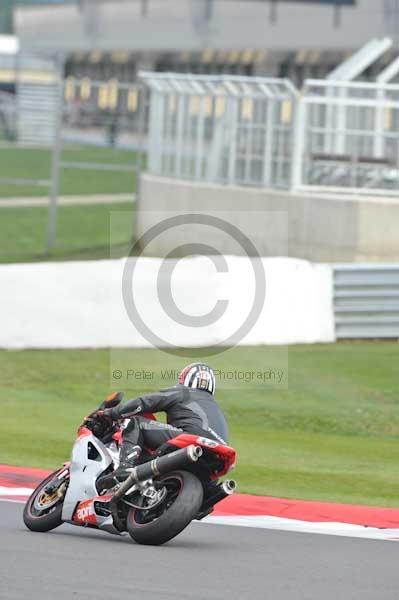 Motorcycle action photographs;Silverstone circuit;Silverstone photographs;Trackday digital images;event digital images;eventdigitalimages;no limits trackday;peter wileman photography;rockingham towcester northamptonshire;trackday;trackday photos