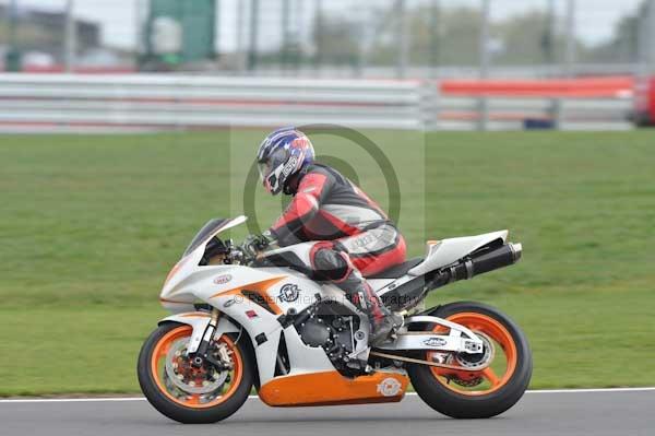 Motorcycle action photographs;Silverstone circuit;Silverstone photographs;Trackday digital images;event digital images;eventdigitalimages;no limits trackday;peter wileman photography;rockingham towcester northamptonshire;trackday;trackday photos