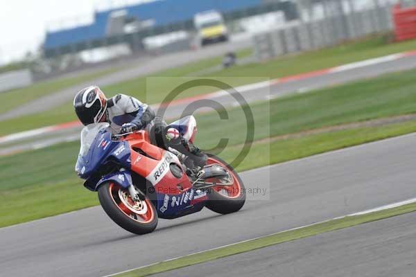 Motorcycle action photographs;Silverstone circuit;Silverstone photographs;Trackday digital images;event digital images;eventdigitalimages;no limits trackday;peter wileman photography;rockingham towcester northamptonshire;trackday;trackday photos