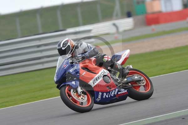 Motorcycle action photographs;Silverstone circuit;Silverstone photographs;Trackday digital images;event digital images;eventdigitalimages;no limits trackday;peter wileman photography;rockingham towcester northamptonshire;trackday;trackday photos