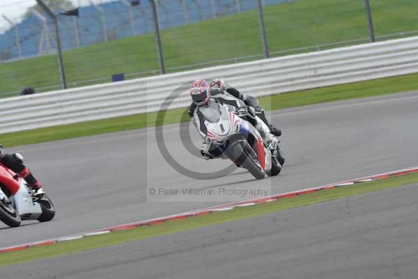 Motorcycle action photographs;Silverstone circuit;Silverstone photographs;Trackday digital images;event digital images;eventdigitalimages;no limits trackday;peter wileman photography;rockingham towcester northamptonshire;trackday;trackday photos