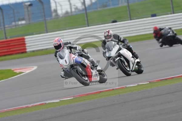 Motorcycle action photographs;Silverstone circuit;Silverstone photographs;Trackday digital images;event digital images;eventdigitalimages;no limits trackday;peter wileman photography;rockingham towcester northamptonshire;trackday;trackday photos