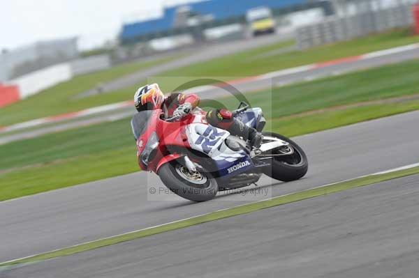 Motorcycle action photographs;Silverstone circuit;Silverstone photographs;Trackday digital images;event digital images;eventdigitalimages;no limits trackday;peter wileman photography;rockingham towcester northamptonshire;trackday;trackday photos