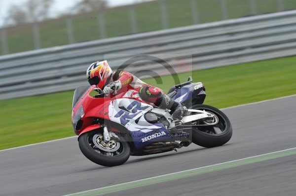 Motorcycle action photographs;Silverstone circuit;Silverstone photographs;Trackday digital images;event digital images;eventdigitalimages;no limits trackday;peter wileman photography;rockingham towcester northamptonshire;trackday;trackday photos
