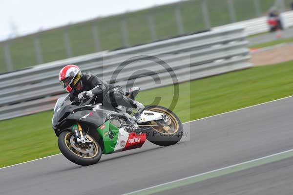 Motorcycle action photographs;Silverstone circuit;Silverstone photographs;Trackday digital images;event digital images;eventdigitalimages;no limits trackday;peter wileman photography;rockingham towcester northamptonshire;trackday;trackday photos
