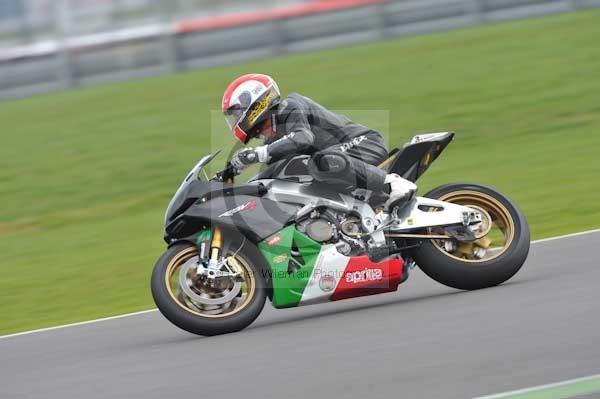 Motorcycle action photographs;Silverstone circuit;Silverstone photographs;Trackday digital images;event digital images;eventdigitalimages;no limits trackday;peter wileman photography;rockingham towcester northamptonshire;trackday;trackday photos