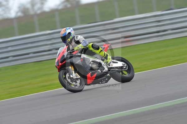 Motorcycle action photographs;Silverstone circuit;Silverstone photographs;Trackday digital images;event digital images;eventdigitalimages;no limits trackday;peter wileman photography;rockingham towcester northamptonshire;trackday;trackday photos