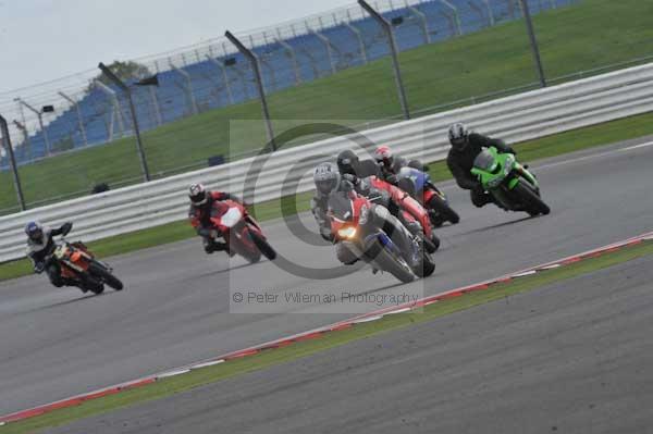 Motorcycle action photographs;Silverstone circuit;Silverstone photographs;Trackday digital images;event digital images;eventdigitalimages;no limits trackday;peter wileman photography;rockingham towcester northamptonshire;trackday;trackday photos