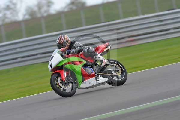 Motorcycle action photographs;Silverstone circuit;Silverstone photographs;Trackday digital images;event digital images;eventdigitalimages;no limits trackday;peter wileman photography;rockingham towcester northamptonshire;trackday;trackday photos