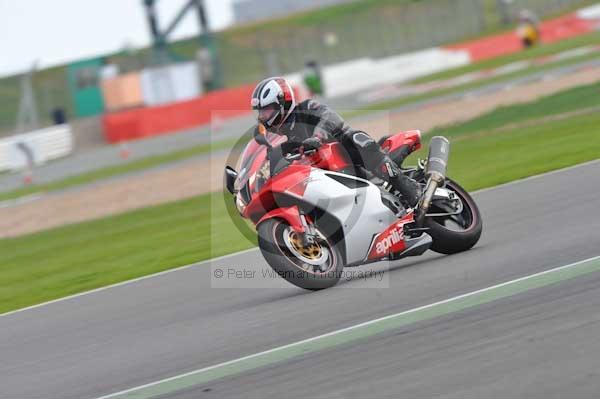 Motorcycle action photographs;Silverstone circuit;Silverstone photographs;Trackday digital images;event digital images;eventdigitalimages;no limits trackday;peter wileman photography;rockingham towcester northamptonshire;trackday;trackday photos
