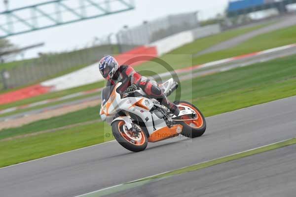 Motorcycle action photographs;Silverstone circuit;Silverstone photographs;Trackday digital images;event digital images;eventdigitalimages;no limits trackday;peter wileman photography;rockingham towcester northamptonshire;trackday;trackday photos