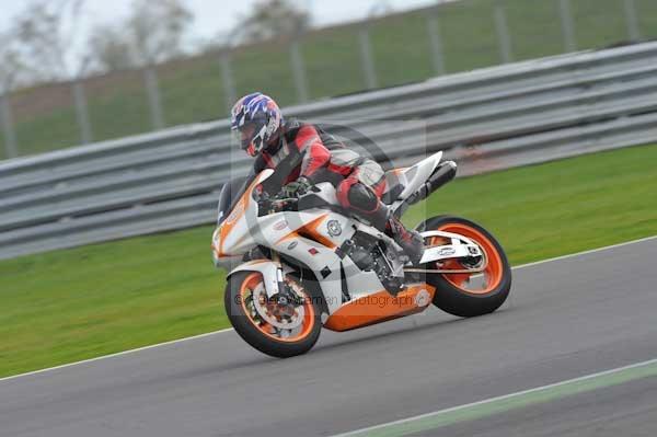 Motorcycle action photographs;Silverstone circuit;Silverstone photographs;Trackday digital images;event digital images;eventdigitalimages;no limits trackday;peter wileman photography;rockingham towcester northamptonshire;trackday;trackday photos