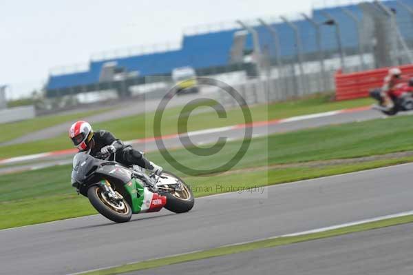 Motorcycle action photographs;Silverstone circuit;Silverstone photographs;Trackday digital images;event digital images;eventdigitalimages;no limits trackday;peter wileman photography;rockingham towcester northamptonshire;trackday;trackday photos