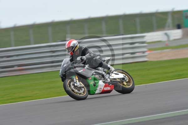 Motorcycle action photographs;Silverstone circuit;Silverstone photographs;Trackday digital images;event digital images;eventdigitalimages;no limits trackday;peter wileman photography;rockingham towcester northamptonshire;trackday;trackday photos