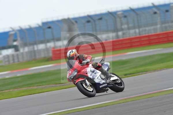 Motorcycle action photographs;Silverstone circuit;Silverstone photographs;Trackday digital images;event digital images;eventdigitalimages;no limits trackday;peter wileman photography;rockingham towcester northamptonshire;trackday;trackday photos