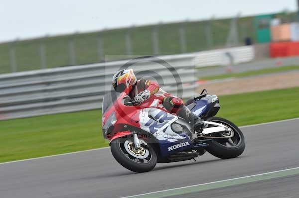 Motorcycle action photographs;Silverstone circuit;Silverstone photographs;Trackday digital images;event digital images;eventdigitalimages;no limits trackday;peter wileman photography;rockingham towcester northamptonshire;trackday;trackday photos