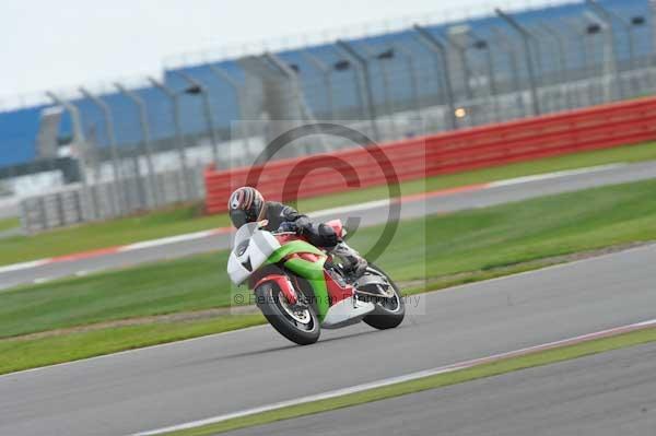 Motorcycle action photographs;Silverstone circuit;Silverstone photographs;Trackday digital images;event digital images;eventdigitalimages;no limits trackday;peter wileman photography;rockingham towcester northamptonshire;trackday;trackday photos