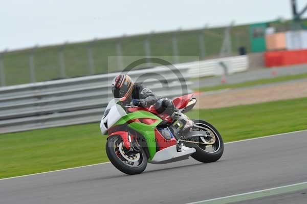 Motorcycle action photographs;Silverstone circuit;Silverstone photographs;Trackday digital images;event digital images;eventdigitalimages;no limits trackday;peter wileman photography;rockingham towcester northamptonshire;trackday;trackday photos