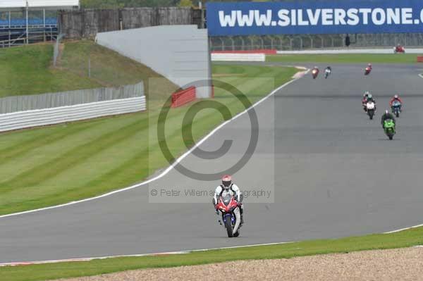 Motorcycle action photographs;Silverstone circuit;Silverstone photographs;Trackday digital images;event digital images;eventdigitalimages;no limits trackday;peter wileman photography;rockingham towcester northamptonshire;trackday;trackday photos