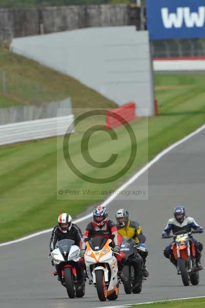 Motorcycle action photographs;Silverstone circuit;Silverstone photographs;Trackday digital images;event digital images;eventdigitalimages;no limits trackday;peter wileman photography;rockingham towcester northamptonshire;trackday;trackday photos
