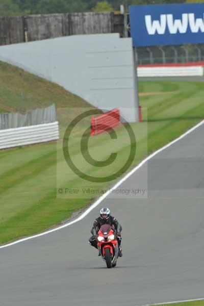 Motorcycle action photographs;Silverstone circuit;Silverstone photographs;Trackday digital images;event digital images;eventdigitalimages;no limits trackday;peter wileman photography;rockingham towcester northamptonshire;trackday;trackday photos
