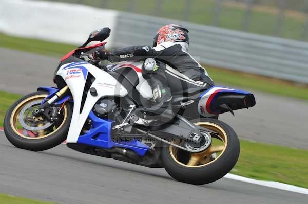 Motorcycle action photographs;Silverstone circuit;Silverstone photographs;Trackday digital images;event digital images;eventdigitalimages;no limits trackday;peter wileman photography;rockingham towcester northamptonshire;trackday;trackday photos