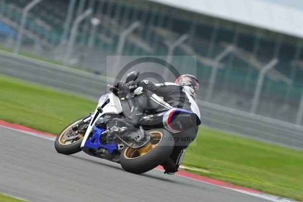 Motorcycle action photographs;Silverstone circuit;Silverstone photographs;Trackday digital images;event digital images;eventdigitalimages;no limits trackday;peter wileman photography;rockingham towcester northamptonshire;trackday;trackday photos